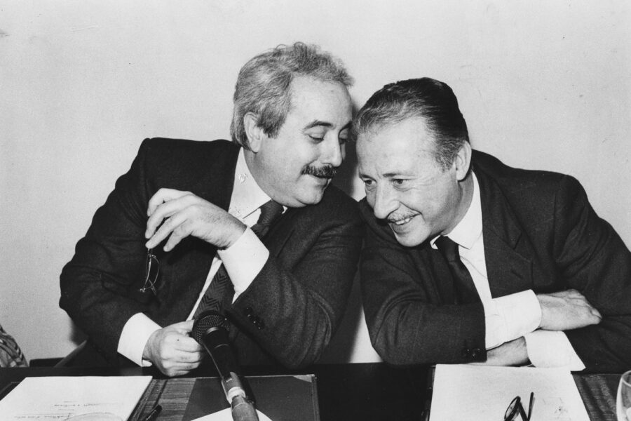 falcone_borsellino_biografia-breve_due-minuti-di-arte-900x600-1 Libera